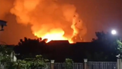 印尼雅加达以东一座弹药库星期六（3月30日）发生大爆炸，消防员耗费9小时，于星期日（3月31日）凌晨3点多扑灭大火。（图：互联网）